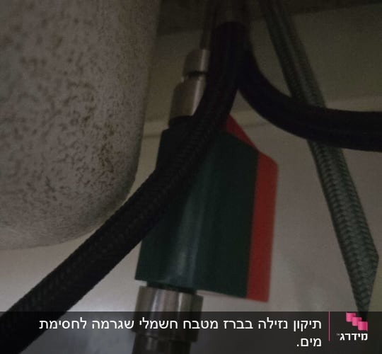 צנרת מתחת לכיור עם חיבורים וצינורות